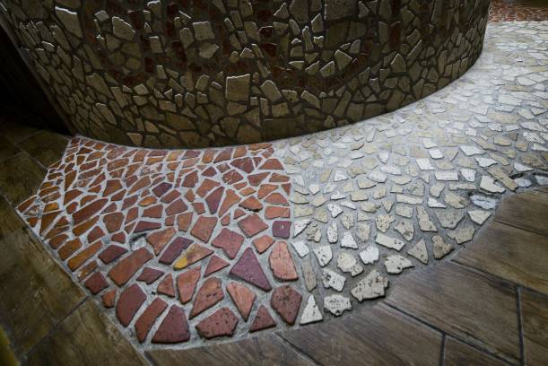 Palladian in travertine star in a restaurant in Rome.